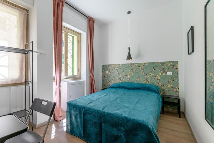 Small Double Bedroom With Private Bathroom - ローマ