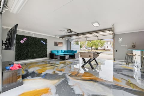 Pet Friendly / Gated Backyard / Game room/ Hot Tub