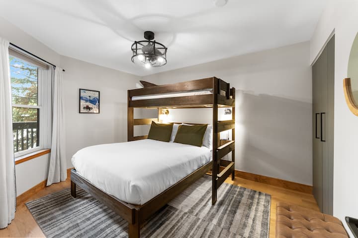 საძინებელშია ორი დონიანი საწოლი (ერთი ერთადგილიანი, მეორე დიდი), ასევე, ტელევიზორი.