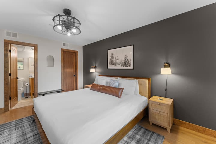 ძირითად საძინებელს აქვს 183×213 სმ ზომის საწოლი, ტელევიზორი, სამუშაო სივრცე და საკუთარი სააბაზანო. 