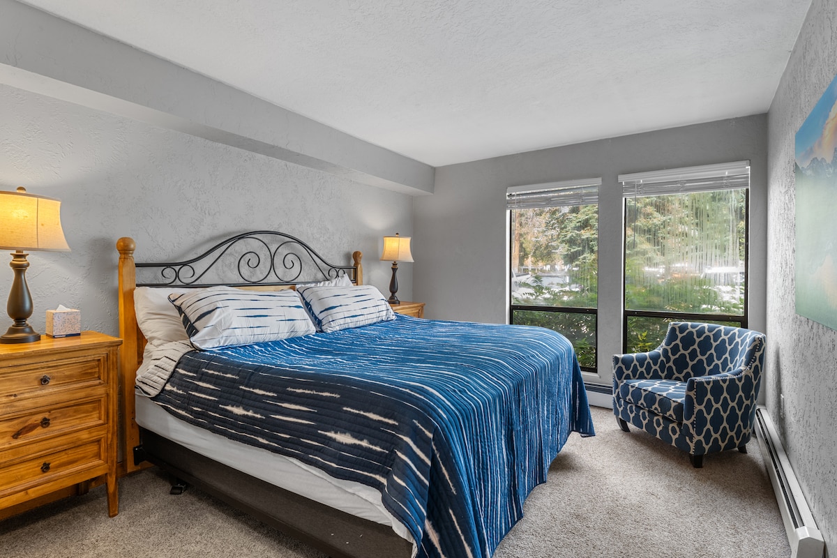 Საძინებელში არის დიდი საწოლი. 