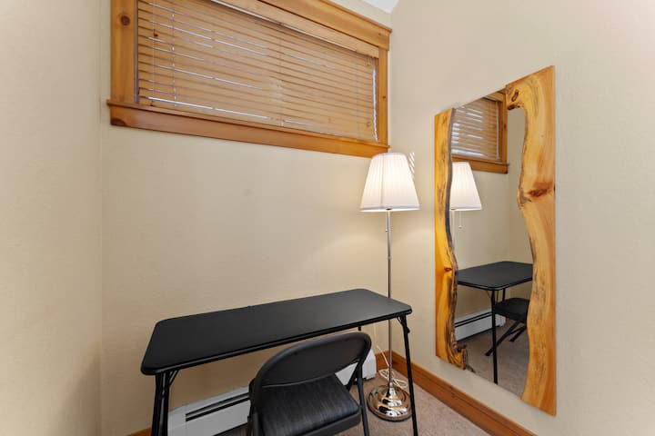 Ძირითად საძინებელში ხელმისაწვდომია სამუშაო სივრცე. 