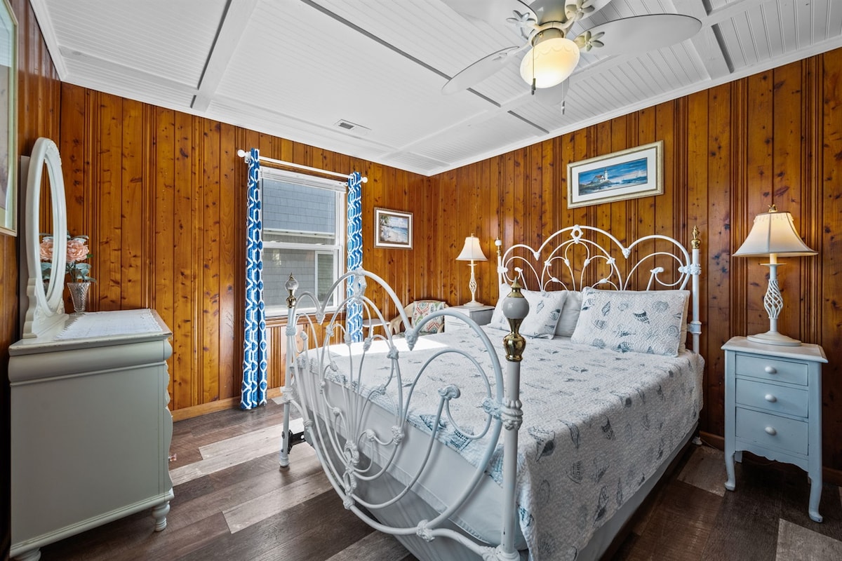 第三间卧室配备一张标准双人床