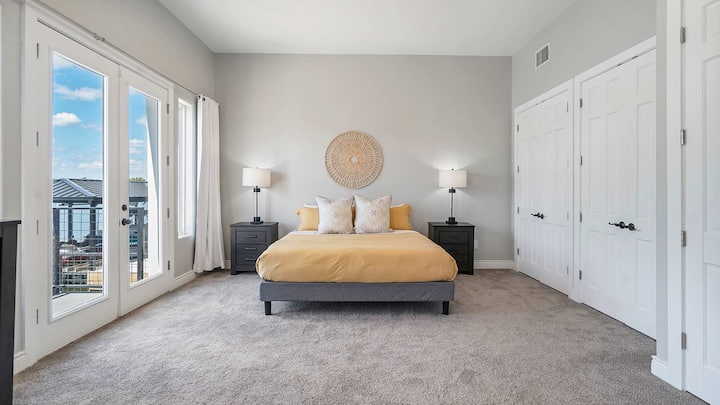 Bedroom 3: King-size bed