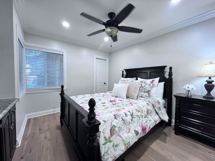 غرفة نوم رئيسية كوين 2 مع حمام داخلي