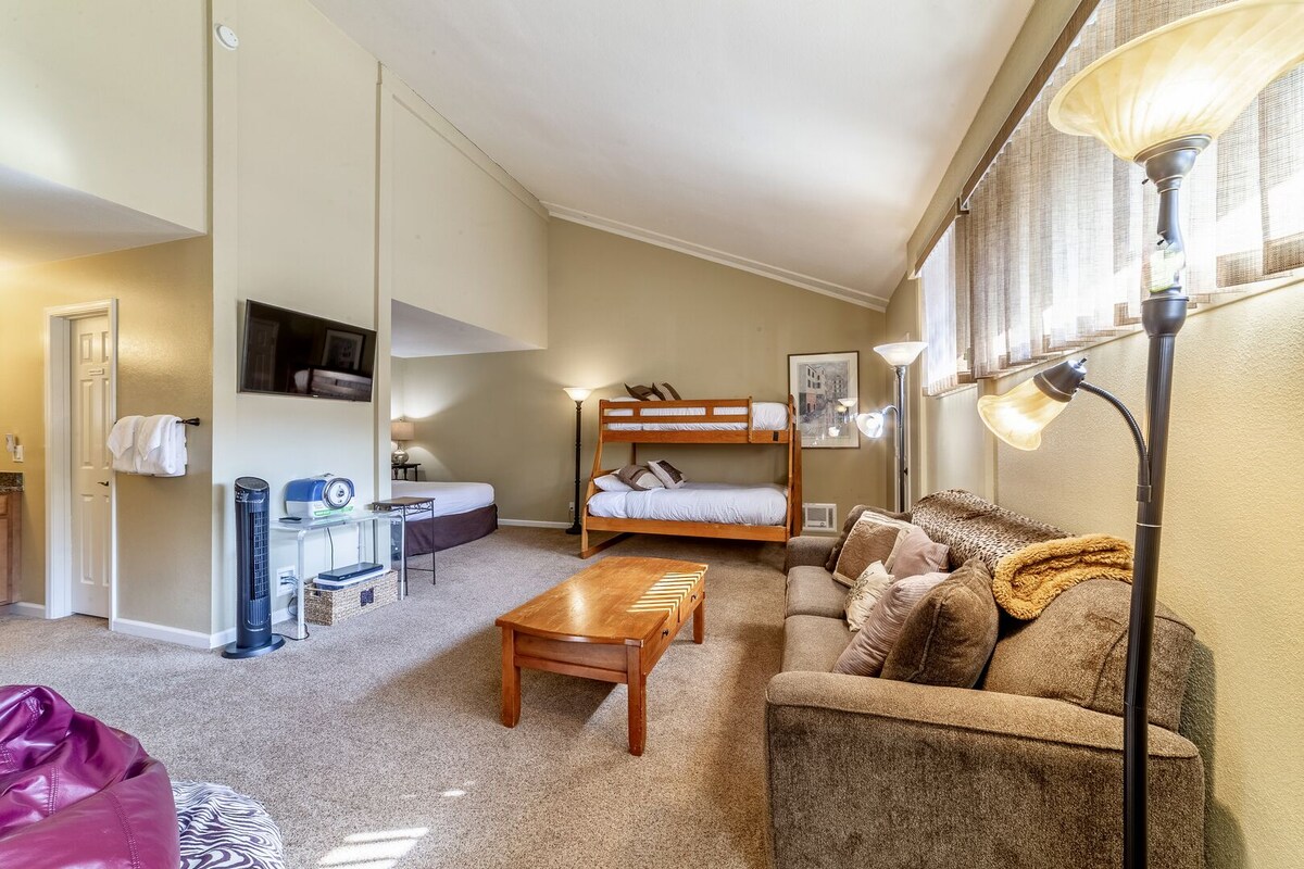 לופט למעלה עם טלוויזיה וחדר רחצה צמוד.