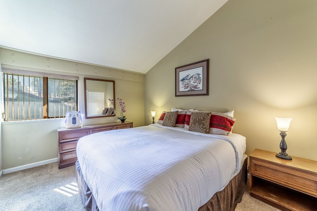 חדר שינה ראשי עם מיטת קינג סייז.