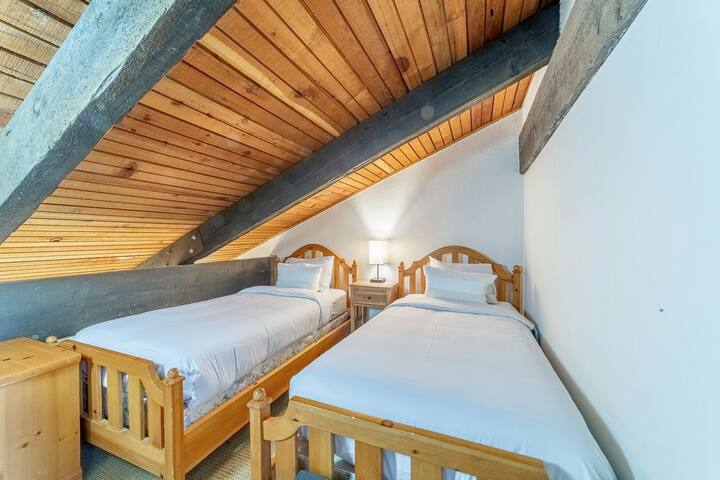 בלופט יש שתי מיטות נפרדות.