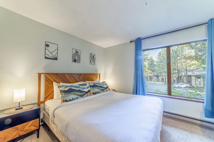 בחדר השינה הראשי יש מיטת קינג סייז.