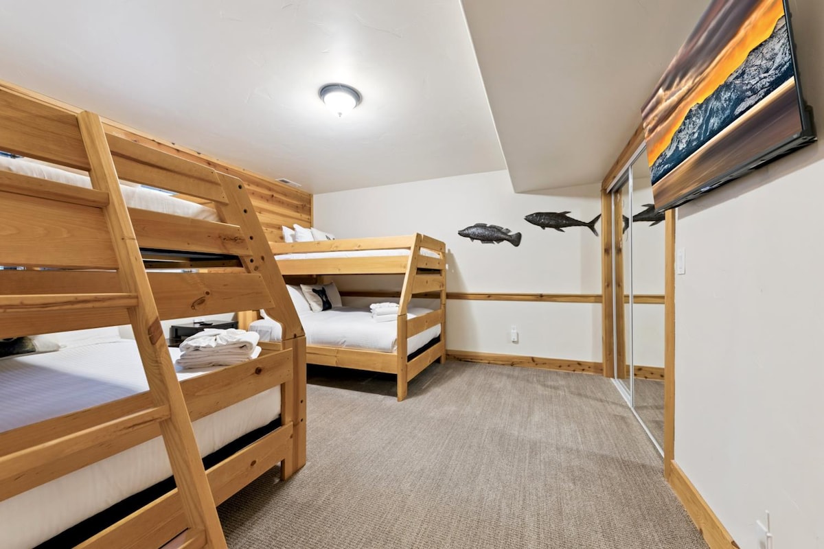 تحتوي غرفة الأطفال المريحة على تلفزيون ذكي. 