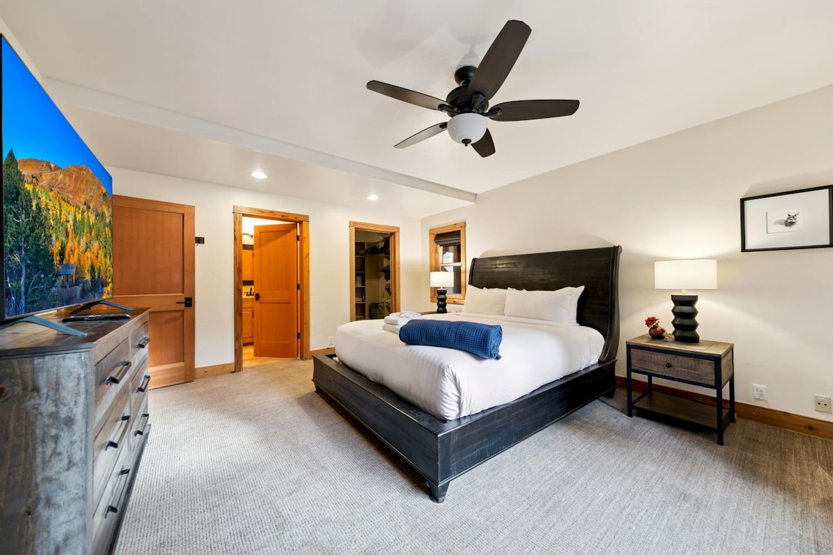 تحتوي غرفة النوم الكبيرة في الطابق العلوي على خزانة ملابس وحمام داخلي.