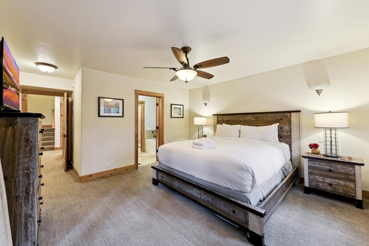 تحتوي غرفة النوم الكبيرة في الطابق السفلي على حوض استحمام ساخن وتلفزيون ذكي وحمام داخلي.