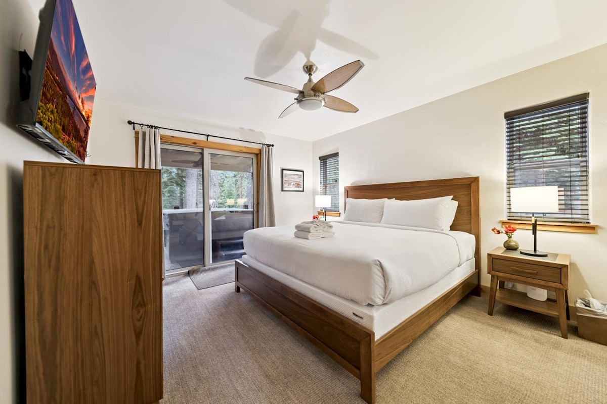 غرفة نوم كينج في الطابق السفلي مع حوض استحمام ساخن وتلفزيون ذكي. 