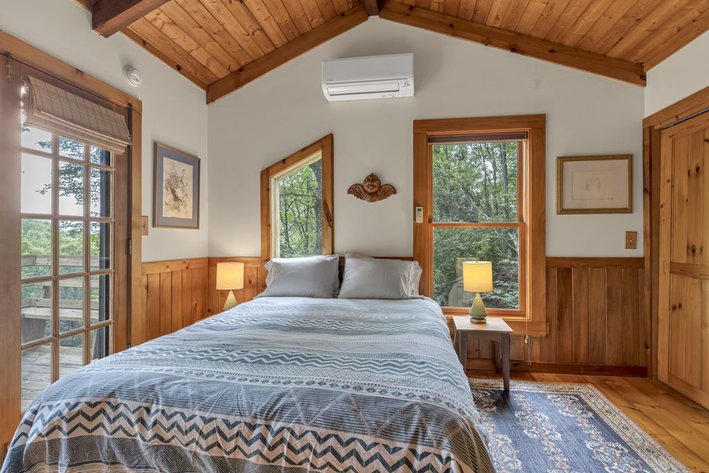 Горна спална соба со брачен кревет (широк 150-179 см)