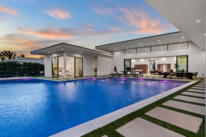 Sleeps 20 • Pool + Hot Tub + Pickleball Court
