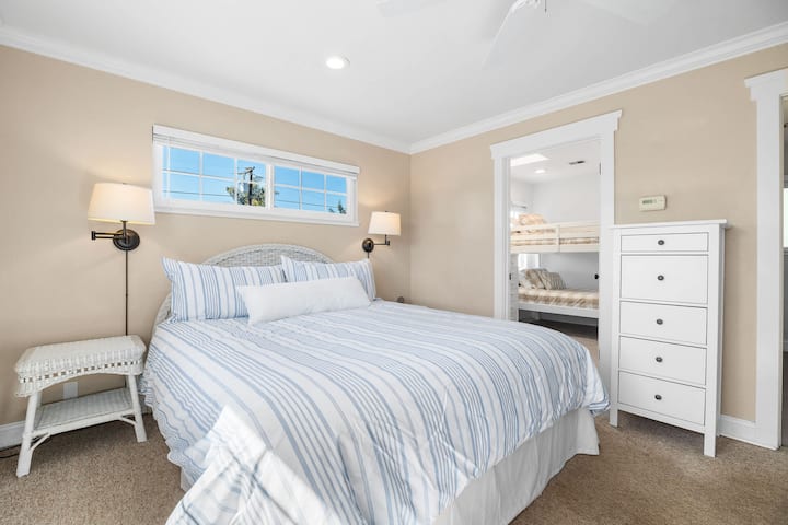 1. spavaća soba – bračni krevet – gornji kat