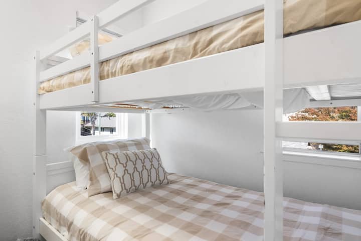 Najviši kat – 2 jednostruka kreveta (unutar spavaće sobe 1)