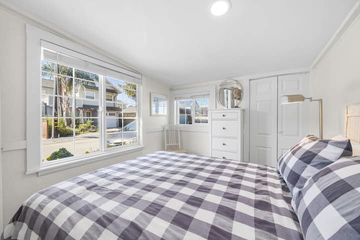 غرفة نوم الضيف الثانية - تتضمن سريرًا بمقاس كبير