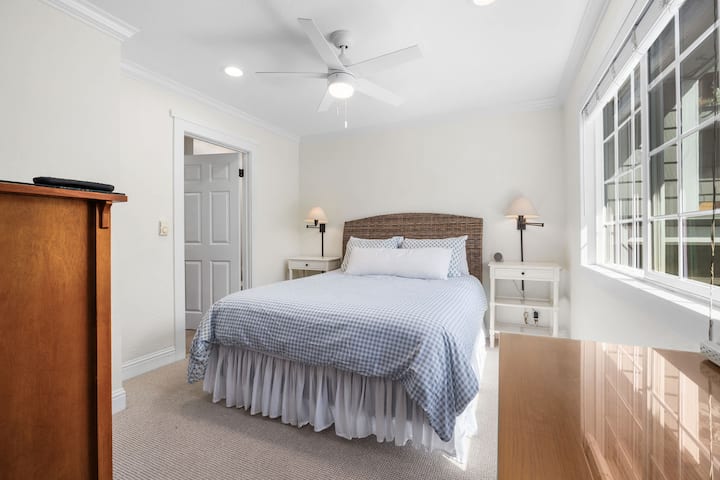 غرفة النوم الأساسية - سرير بحجم كبير