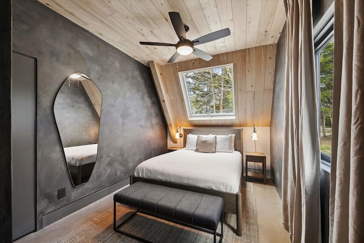 Засолниште со месечина: брачен кревет со големина на брачен кревет, сместен на мек гипс и изветвени ѕидови од кипарис, покриен со завеси за затемнување кои го замолчуваат светот надвор.