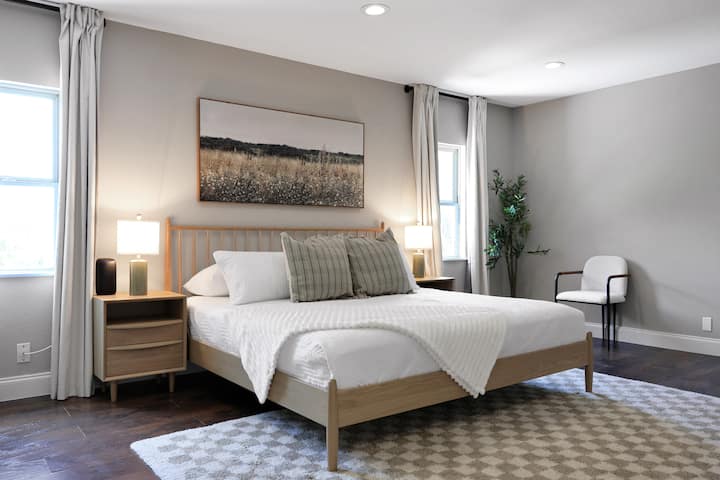 მე-2 საძინებელი 193 × 203 სმ ზომის საწოლით. 