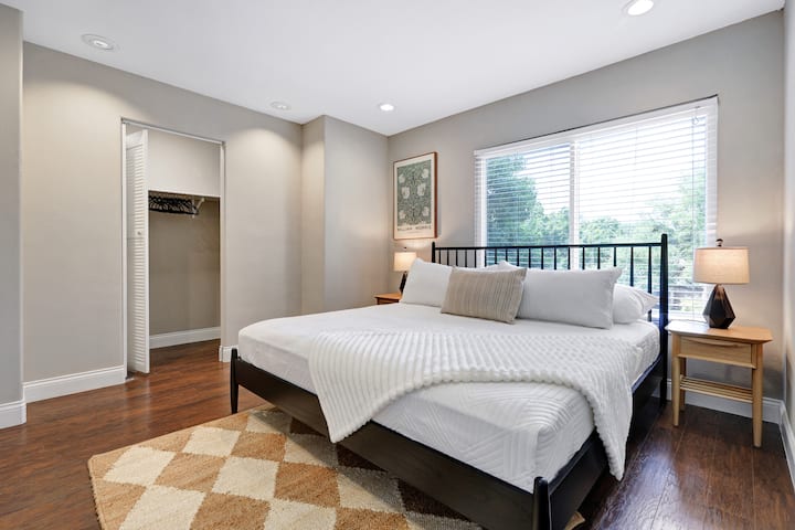 მე-3 საძინებელი დიდი ზომის საწოლით. 