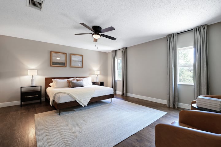 Ძირითადი საძინებელი დიდი ზომის საწოლით!