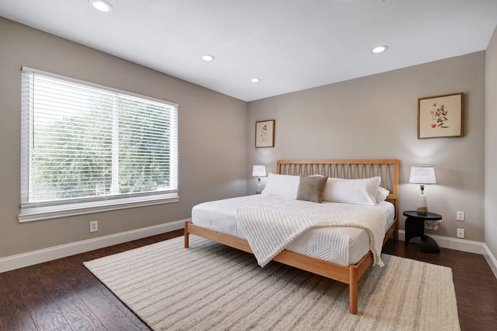 მე-4 საძინებელი დიდი ზომის საწოლით. 