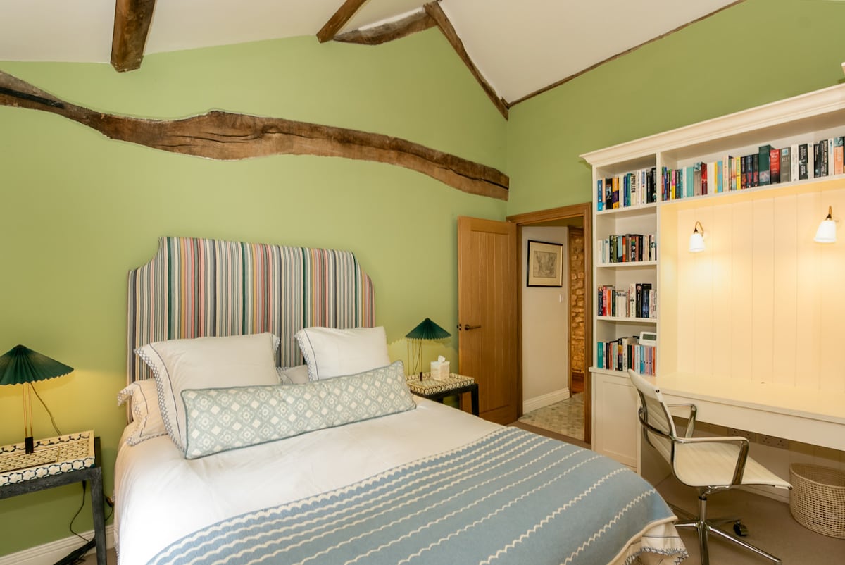 Hangari i lisit, Sulgrave-final-low res-2