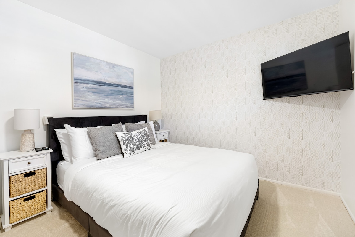 El dormitorio 2 cuenta con una cama tamaño queen y un televisor.