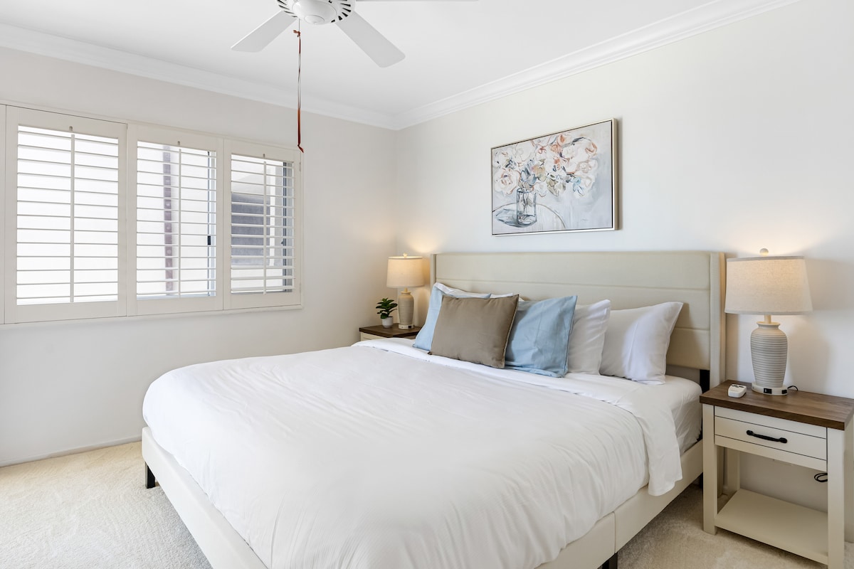 El dormitorio principal cuenta con una cama tamaño king, TV, acceso al balcón y un baño privado.