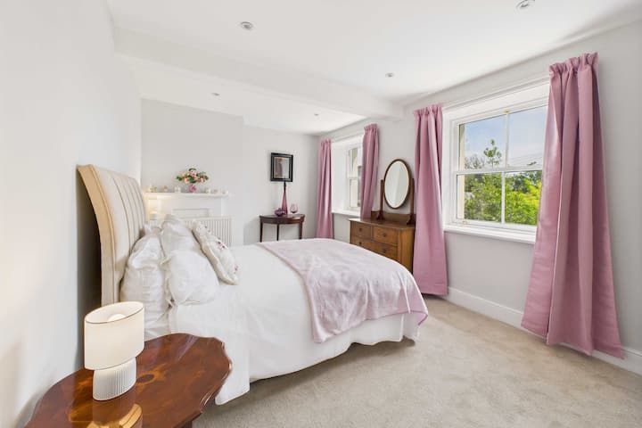 Ტორნევილის სახლი, კარესბორო - მასპინძელი და სტუმრობა