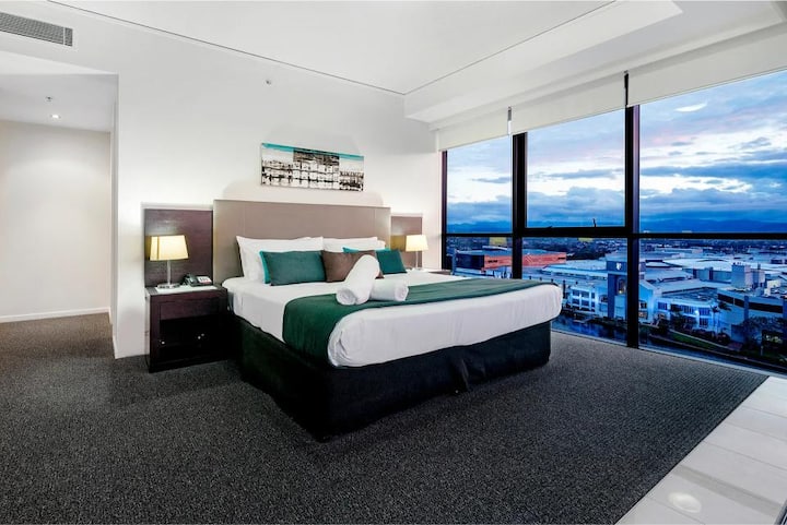 חדר שינה עם מיטת קווין סייז ונוף מדהים