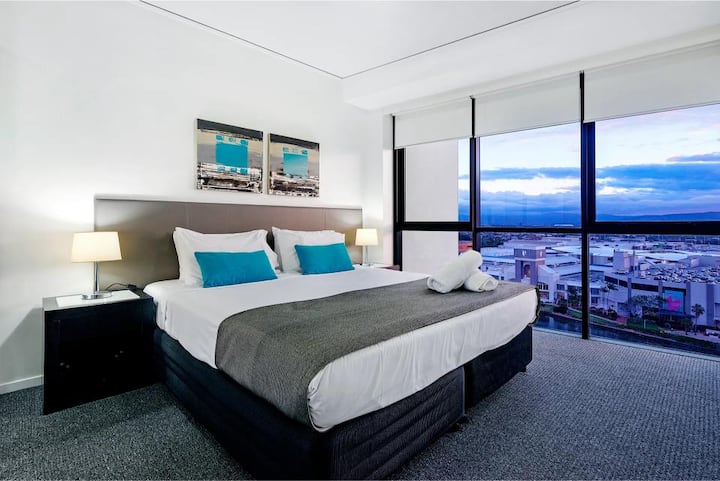 חדר שינה עם מיטת קווין סייז ונוף מדהים