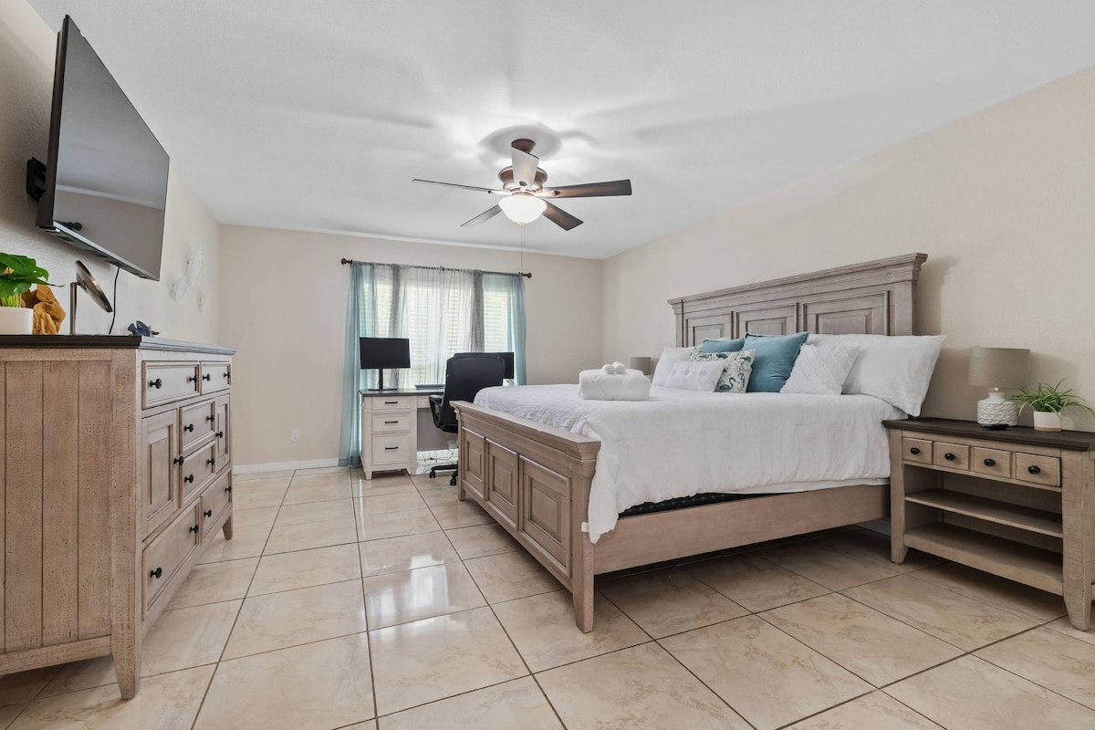 Dhomë gjumi kryesore me krevat dopio "King" dhe stacion pune