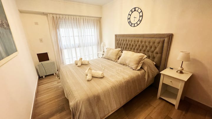 Dormitorio principal con cama queen y placard