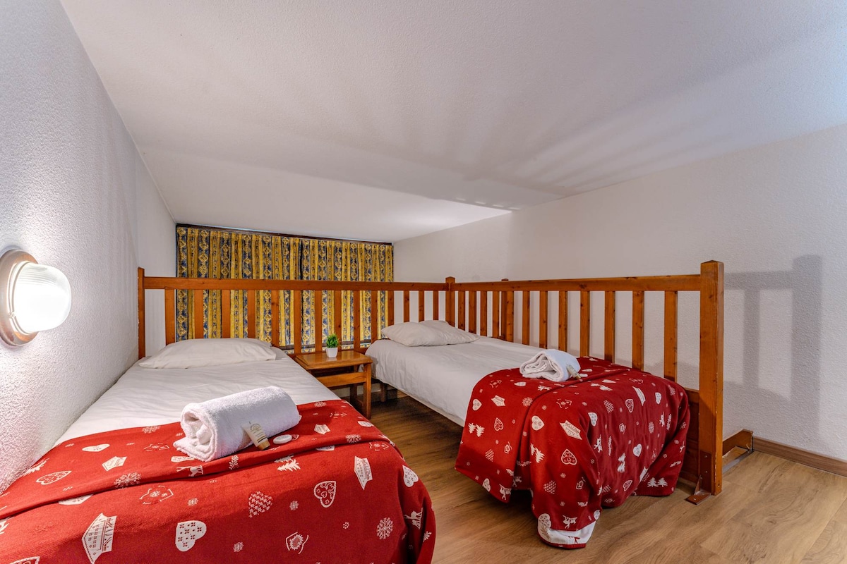 Spavajte mirno u srcu Val Thorensa – ovaj topao i ugodan prostor vaše je alpsko utočište nakon dana provedenog na skijalištima.