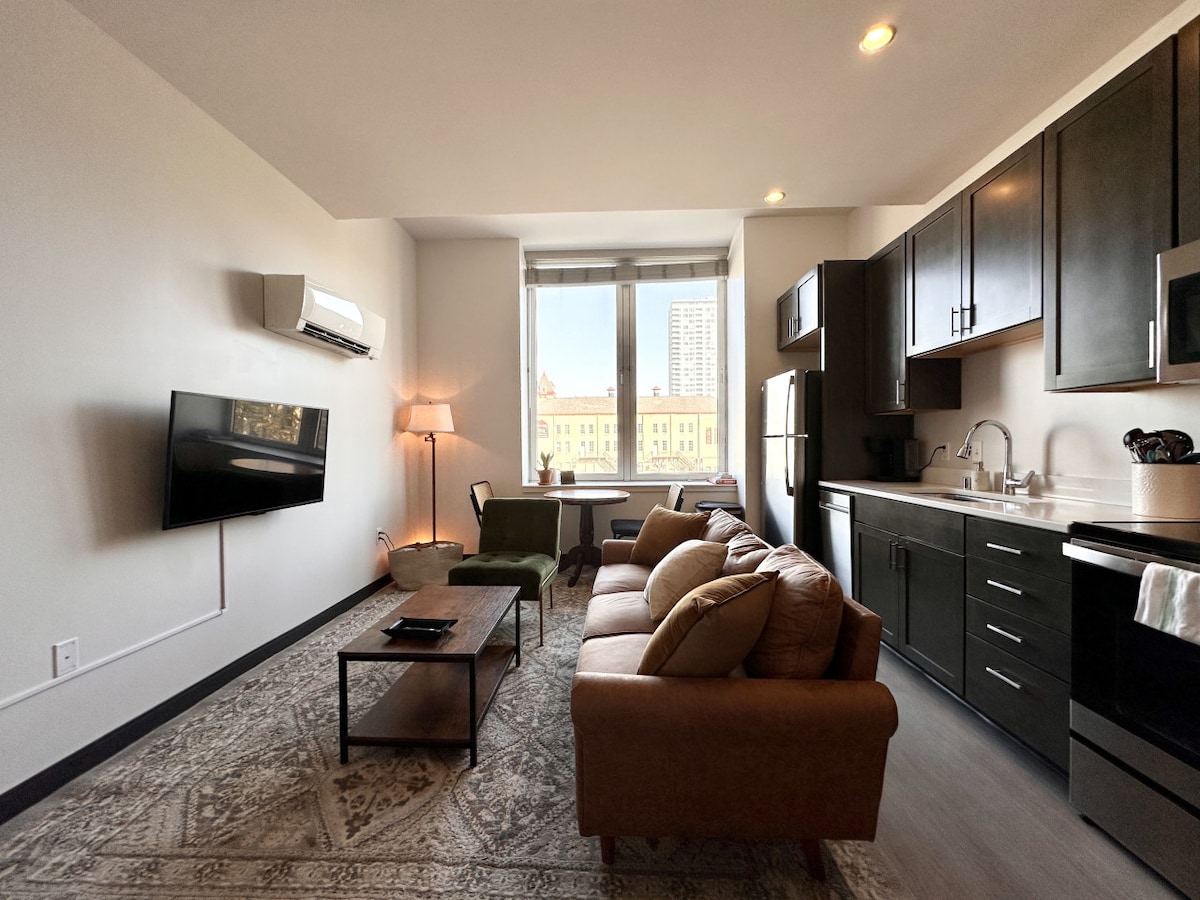 Sebule yenye mwanga mwingi wa asili na mwonekano wa Fiserv Forum umbali wa kitalu kimoja tu