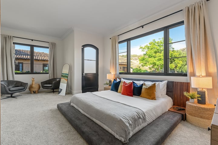 בחדר השינה 3 (חדר הזריחה) יש מיטת קינג סייז, שני כיסאות עור וחדר רחצה צמוד.