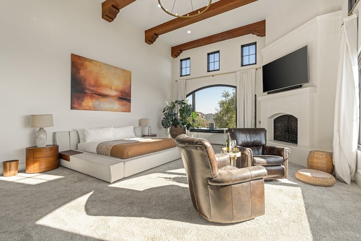 בחדר השינה הראשי (חדר השקיעה) יש מיטת קינג סייז, 2 כיסאות עור, טלוויזיה, קמין, גישה לפטיו עם תקרה גבוהה וחדר רחצה צמוד.