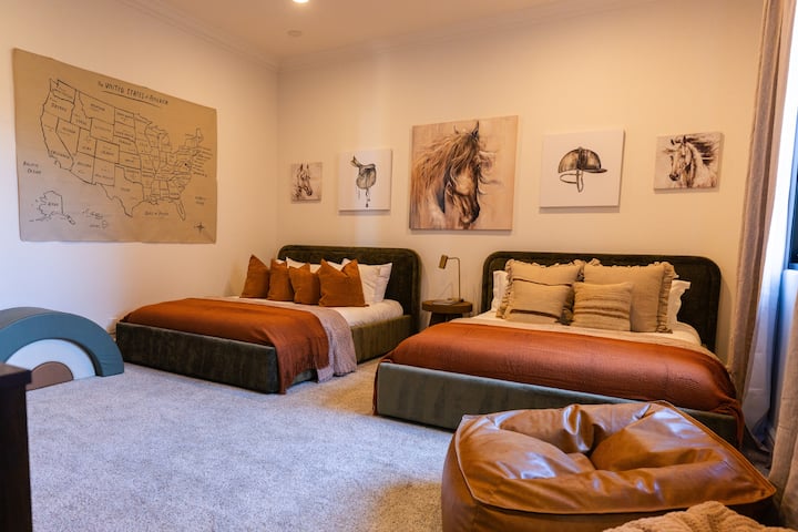 בחדר השינה 5 (חדר הסוסים) יש שתי מיטות קווין סייז, טלוויזיה וחדר רחצה צמוד. כמו כן מציע לול ושולחן החלפת חיתולים.