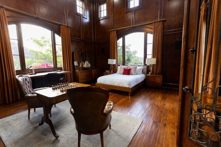 בחדר השינה 4 (חדר העבודה) יש שתי מיטות קווין סייז, שחמט, שולחן, טלוויזיה וחדר רחצה צמוד.