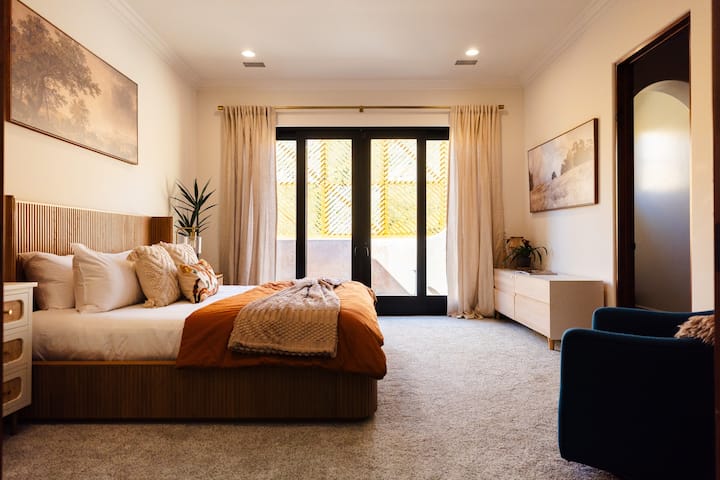 בחדר השינה 6 (חדר הגן) יש מיטת קינג סייז, טלוויזיה, גישה לגינה קטנה וחדר רחצה צמוד.