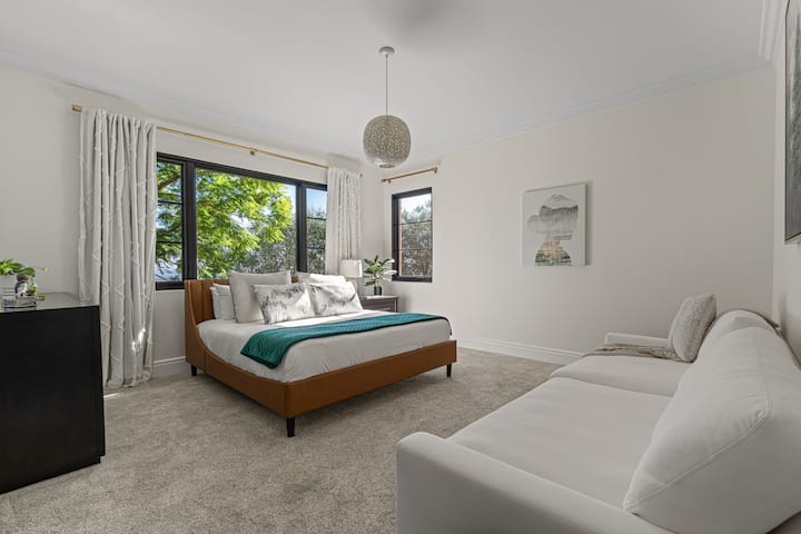 חדר שינה 3 (חדר אגם פאווי) כולל מיטת קינג סייז, ספה וחדר רחצה צמוד.