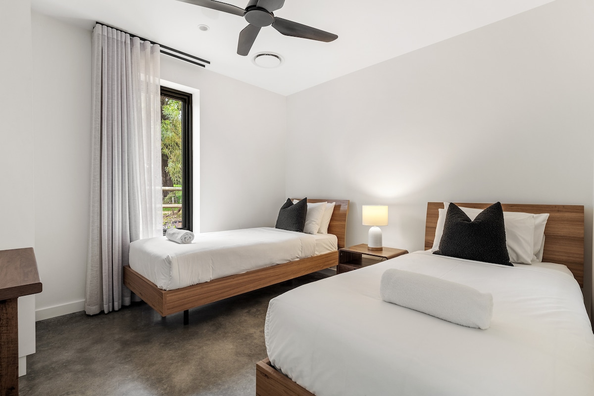 Იდეალურია ბავშვებისთვის ან მეგობრებისთვის. მეოთხე საძინებელში არის ორი ერთადგილიანი საწოლი ხარისხიანი თეთრეულით.