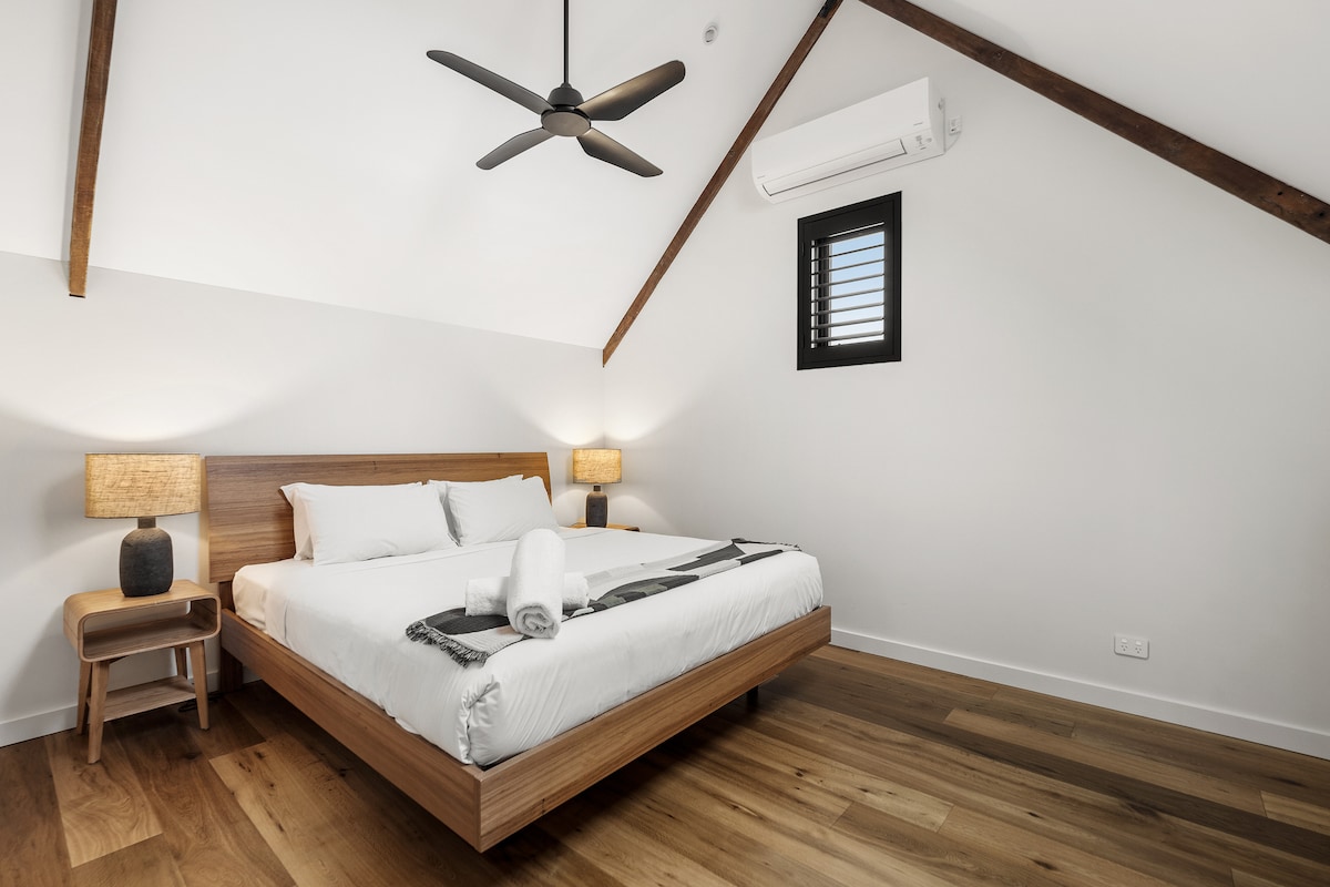 Კიდევ ერთი ლამაზად დანიშნული დიდი საძინებელი აერთიანებს გლუვ სიმარტივეს და თანამედროვე კომფორტს, რომელიც იდეალურია განტვირთვისთვის რეგიონის დათვალიერების შემდეგ.