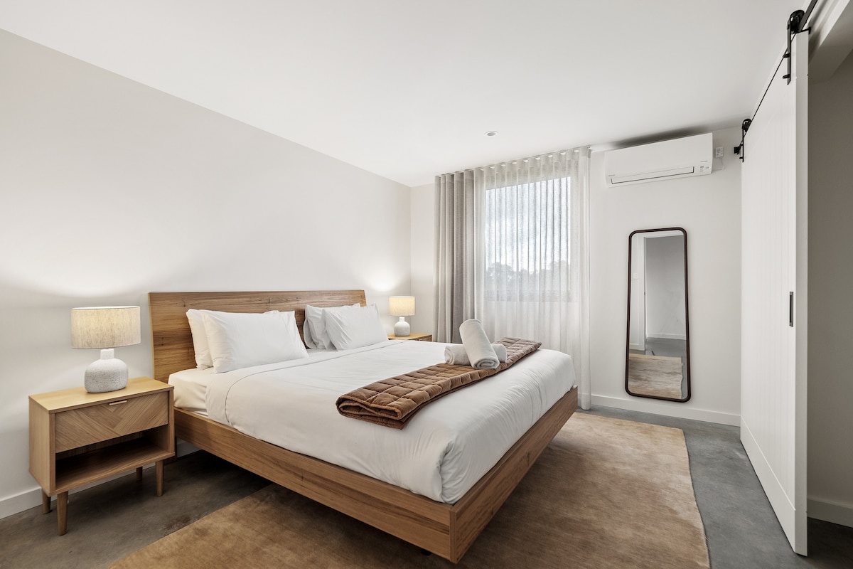 Პირველ სართულზე მდებარე მეორე დიდი საძინებელი აღჭურვილია დამამშვიდებელი ნეიტრებითა და ფოთლოვანი ხედებით, რომ მშვიდი საკურთხეველი შექმნათ.