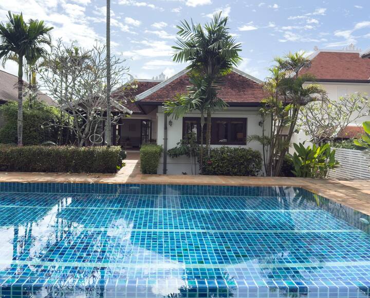 Tropical Poolside Villa (SGB4)