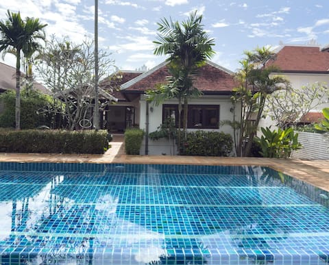 Tropical Poolside Villa (SGB4)
