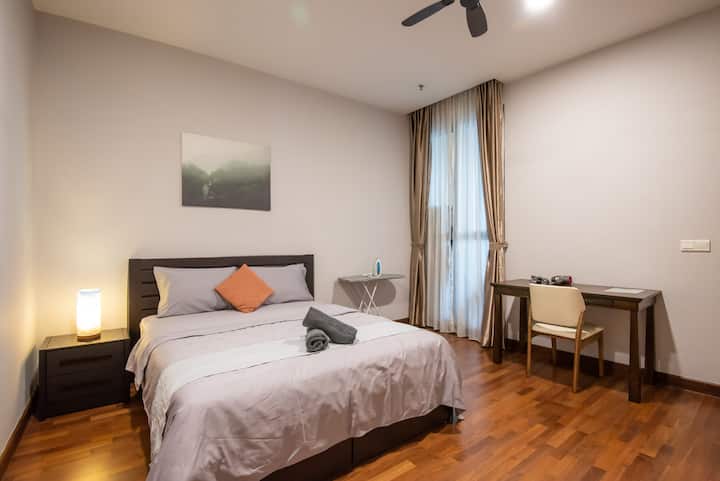 Un segundo dormitorio con una cama tamaño queen y lujosas almohadas.